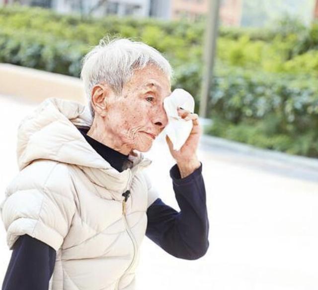 余慕莲|82岁TVB资深绿叶家中摔倒，自行就医拒援助，晚年丧子后孤寡生活