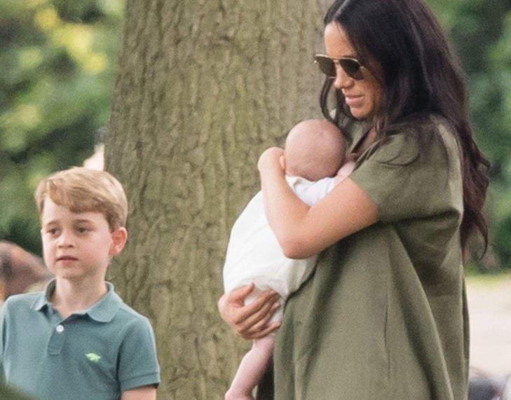 小阿奇|39岁梅根现状曝光！小阿奇已经学会走路，享受贤妻良母的生活