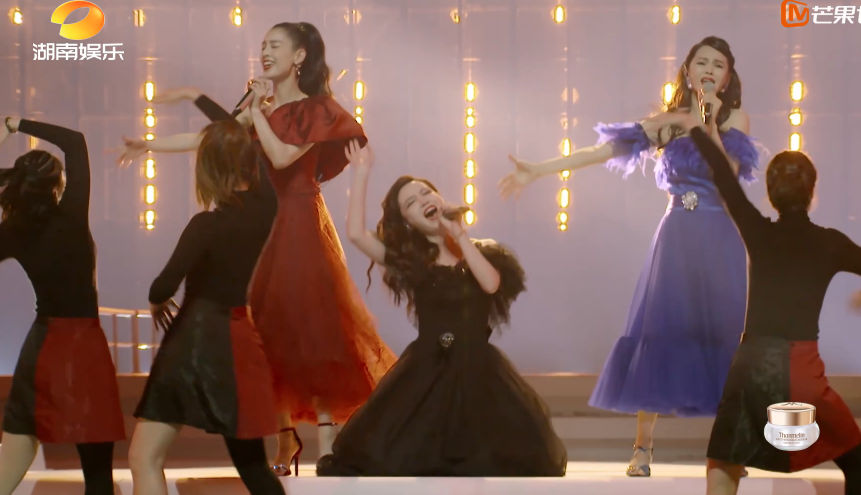 张萌|看了张萌的脚脖子，终于明白她为何总穿长裤出镜