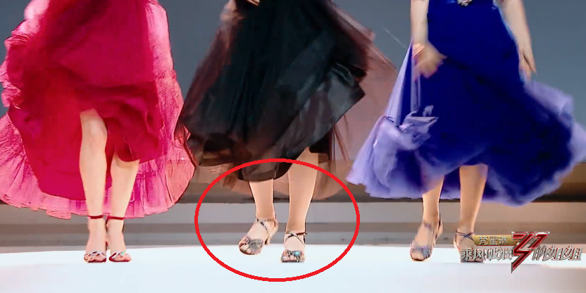 张萌|看了张萌的脚脖子，终于明白她为何总穿长裤出镜