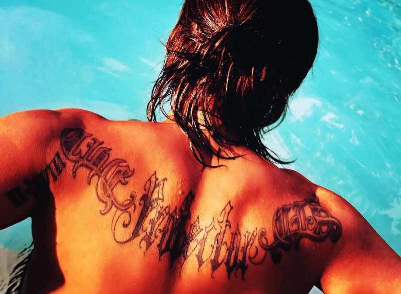 罗志祥|罗志祥晒背影照，皮肤黝黑后背肌肉线条明显，一排纹身十分抢镜