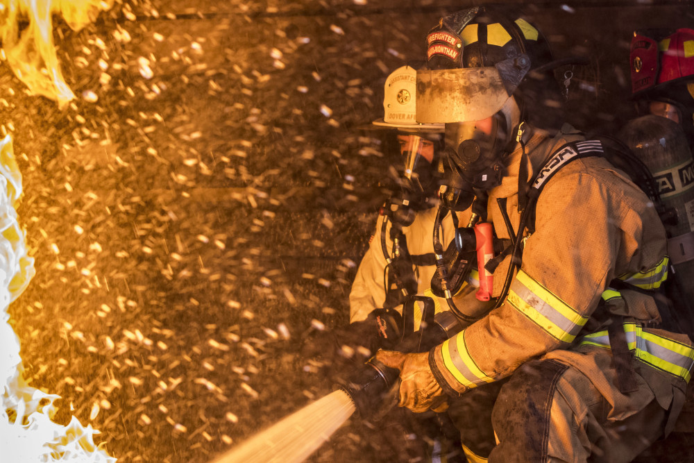 库马尔|男子想带邻居小孩玩耍遭拒，竟放火烧死对方一家五口