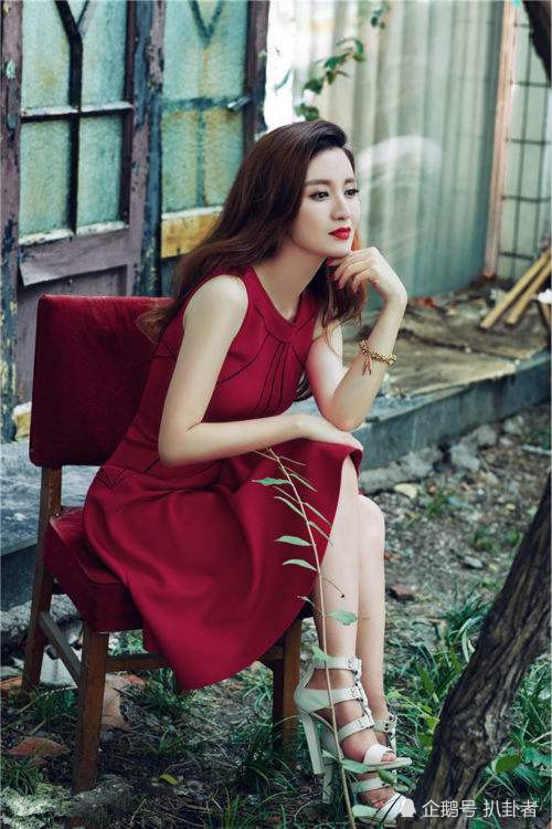 张萌|看了张萌的脚脖子，终于明白她为何总穿长裤出镜