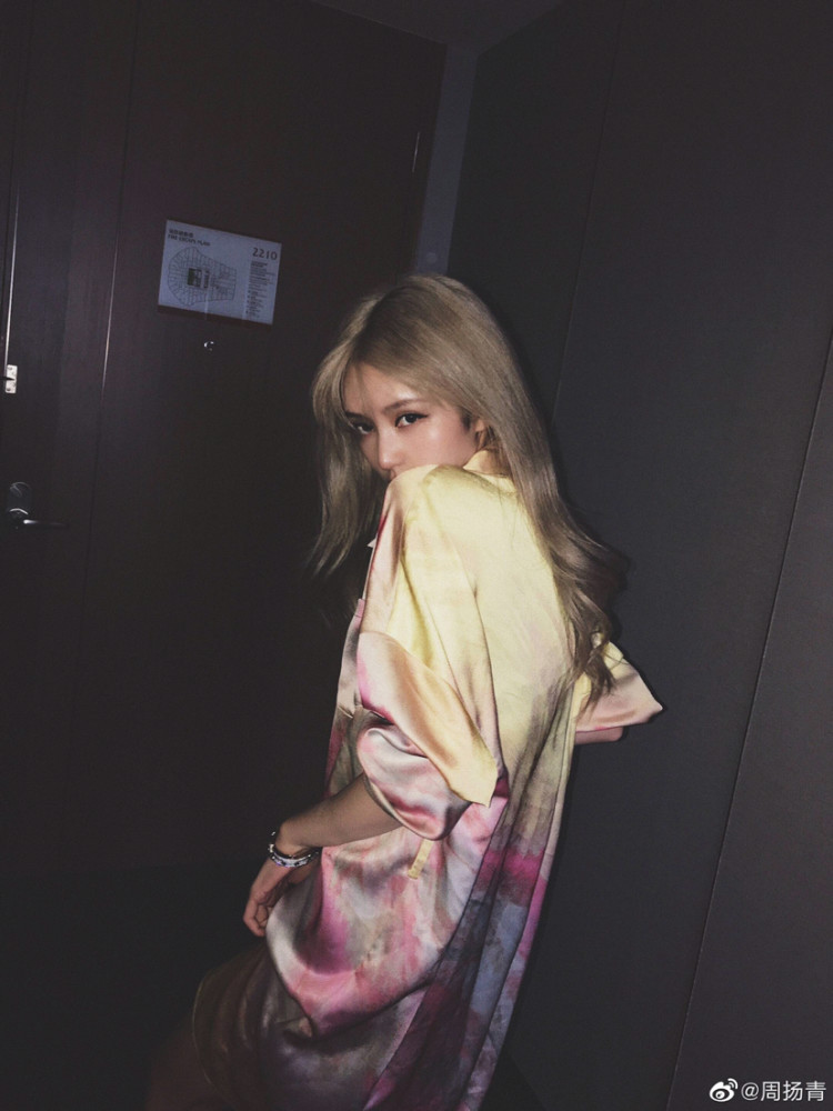 罗志祥|罗志祥晒背影照，皮肤黝黑后背肌肉线条明显，一排纹身十分抢镜