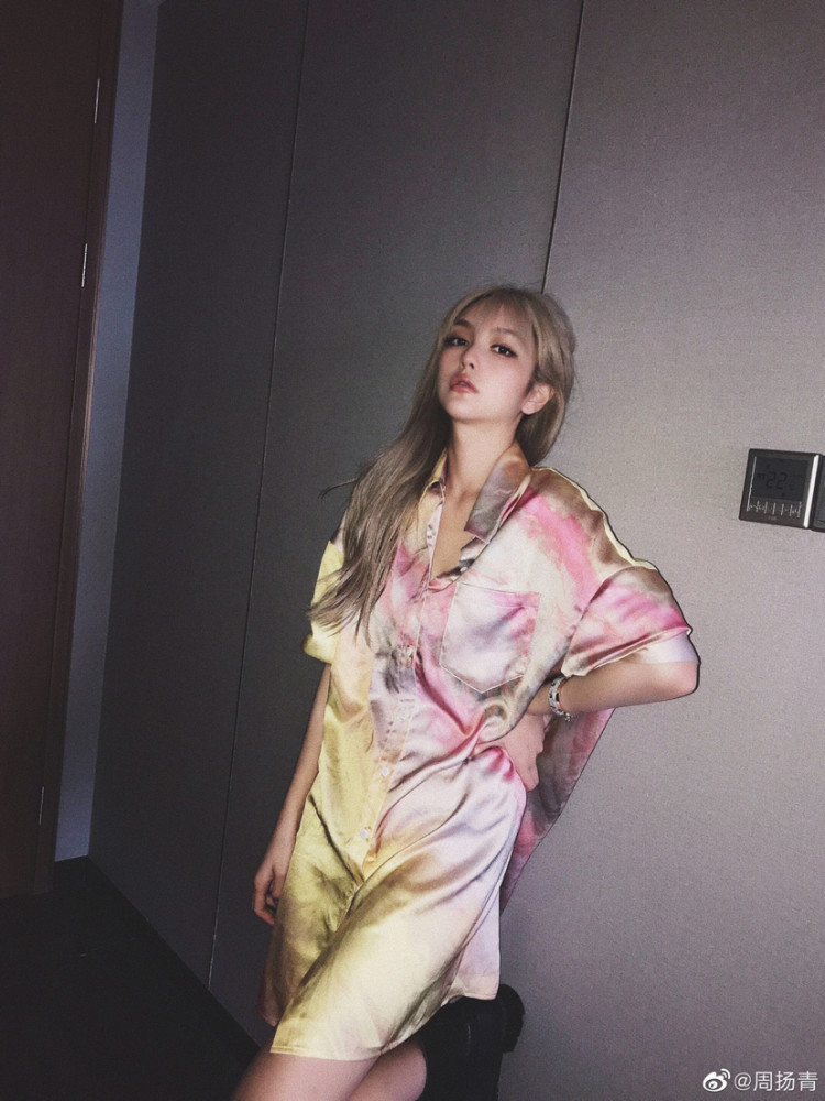 罗志祥|罗志祥晒背影照，皮肤黝黑后背肌肉线条明显，一排纹身十分抢镜