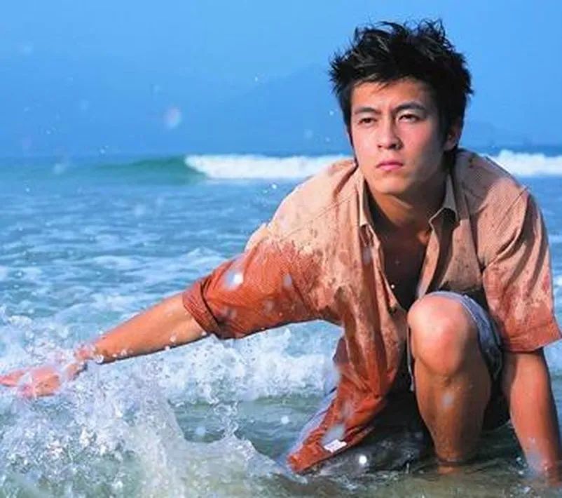 陈冠希|40岁陈冠希玩直播被嘲未老先衰，香港网友：阿娇见到都要掉头走