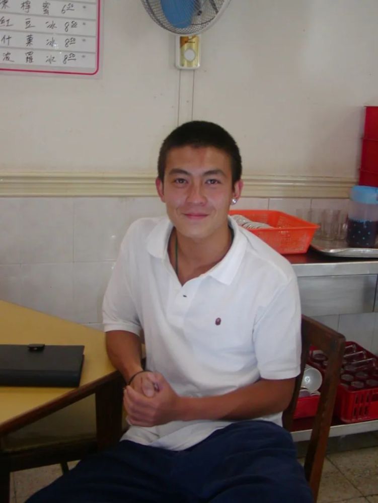 陈冠希|40岁陈冠希玩直播被嘲未老先衰，香港网友：阿娇见到都要掉头走