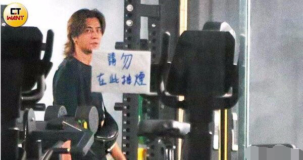 罗志祥|罗志祥晒背影照，皮肤黝黑后背肌肉线条明显，一排纹身十分抢镜