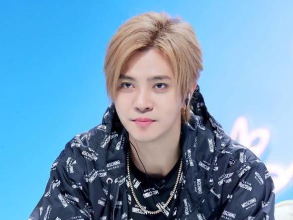 罗志祥|告别旧爱迎接新欢？罗志祥晒女友视角后背照，海边冲浪心情大好