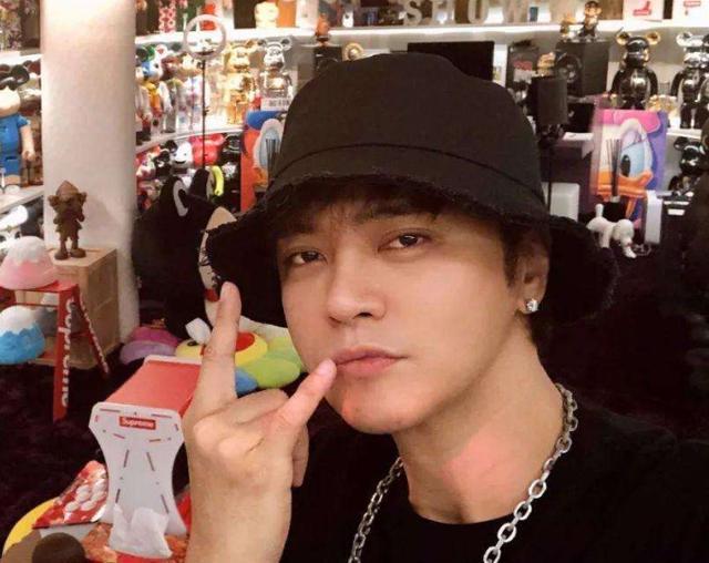 罗志祥|告别旧爱迎接新欢？罗志祥晒女友视角后背照，海边冲浪心情大好