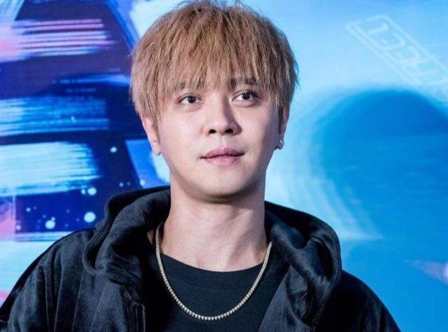 罗志祥|告别旧爱迎接新欢？罗志祥晒女友视角后背照，海边冲浪心情大好