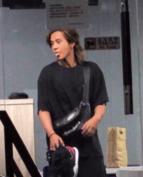 罗志祥|罗志祥晒背影照，皮肤黝黑后背肌肉线条明显，一排纹身十分抢镜