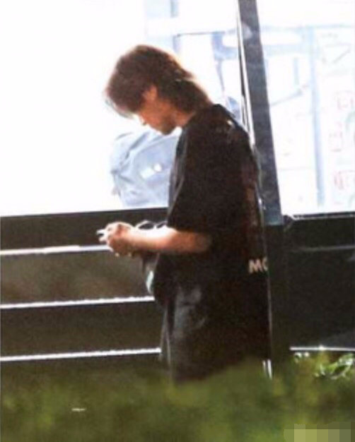 罗志祥|罗志祥晒背影照，皮肤黝黑后背肌肉线条明显，一排纹身十分抢镜