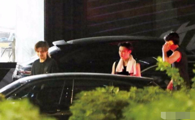 罗志祥|罗志祥晒背影照，皮肤黝黑后背肌肉线条明显，一排纹身十分抢镜