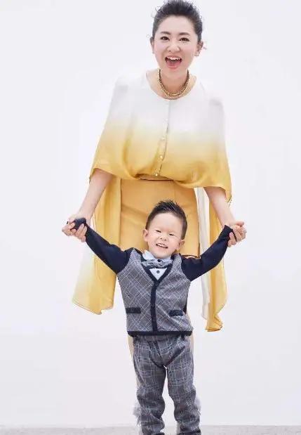 带来欢声笑语的月亮姐姐,回到生活她是相夫教子的好妈妈,好妻子王昊