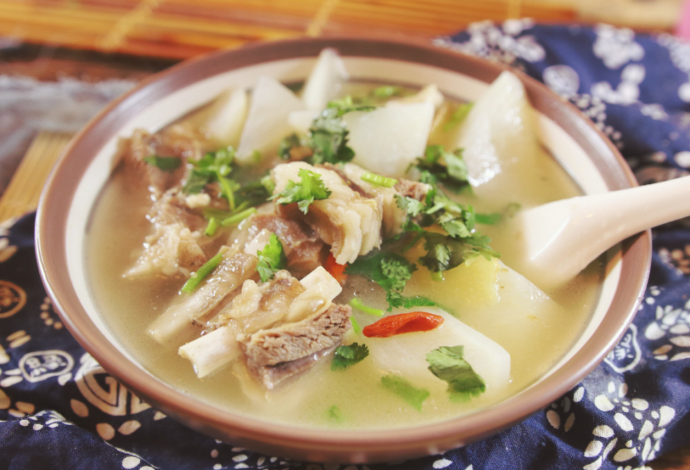 比如说萝卜,山药,炖80分钟之后,加入配菜,配菜炖熟之后,羊肉也差不多