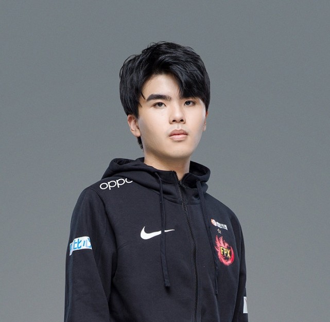 fpx被tes吊打两局后,被嫌弃了一年的lwx,破例受到了粉丝的维护