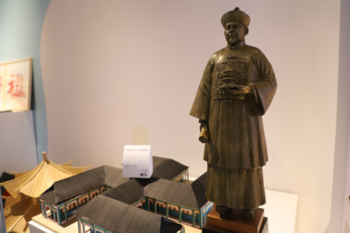 "样式雷"金像采用具象写实风格人物造型,外貌以"样式雷"第十代后人雷