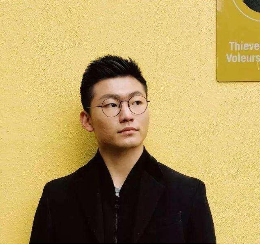 白岩松22岁儿子成当红主播,近照曝光清爽帅气,现在在干啥