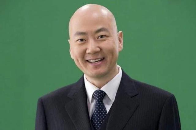 春晚|曾上春晚18次，因错说一句话被喊索赔1亿，现在53岁沦落街头商演