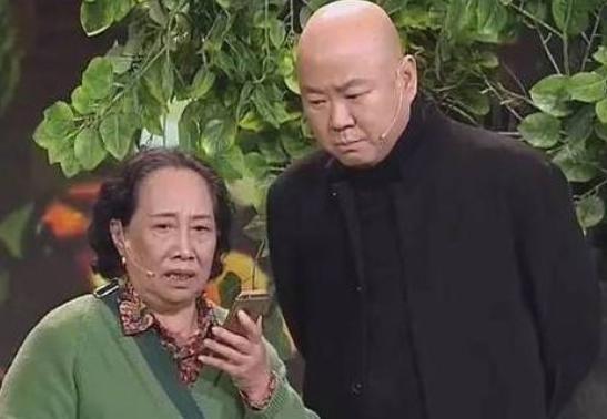 春晚|曾上春晚18次，因错说一句话被喊索赔1亿，现在53岁沦落街头商演