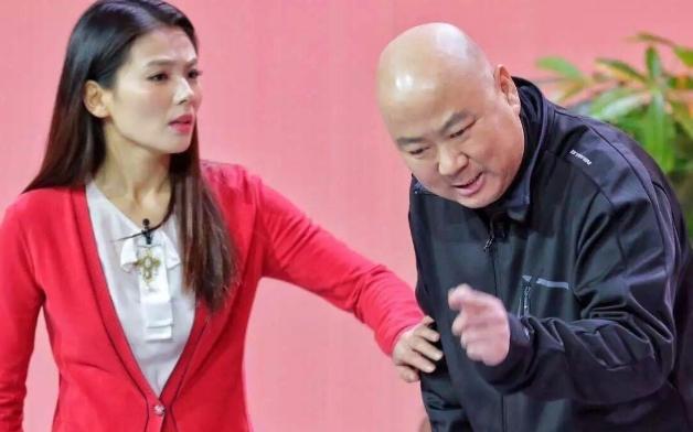 春晚|曾上春晚18次，因错说一句话被喊索赔1亿，现在53岁沦落街头商演