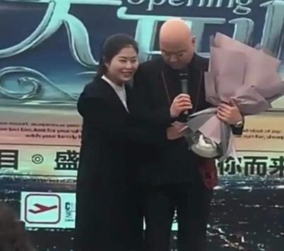 春晚|曾上春晚18次，因错说一句话被喊索赔1亿，现在53岁沦落街头商演