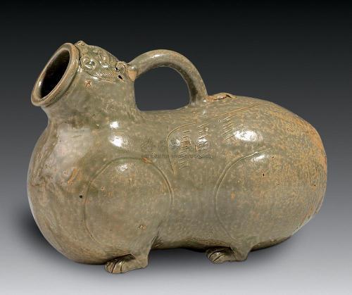 这件文物一出土专家就断定是古人的夜壶看到其刻字后才知错了