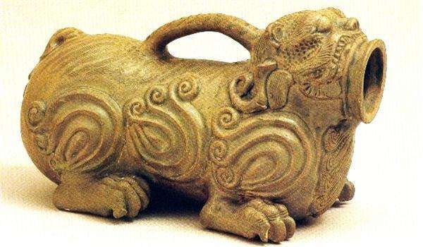 青釉虎子|这件文物一出土，专家就断定是古人的夜壶，看到其刻字后才知错了