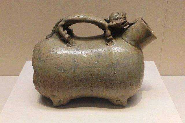 青釉虎子|这件文物一出土，专家就断定是古人的夜壶，看到其刻字后才知错了