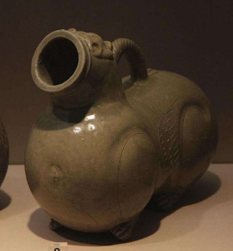 青釉虎子|这件文物一出土，专家就断定是古人的夜壶，看到其刻字后才知错了