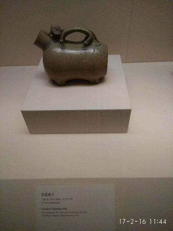 青釉虎子|这件文物一出土，专家就断定是古人的夜壶，看到其刻字后才知错了