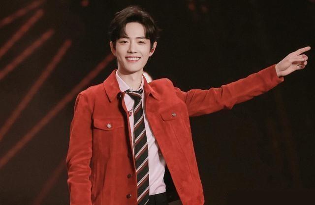 肖战|肖战颜值非纯天然？网友晒证据遭打脸，看到肖战父母照片全懂了！