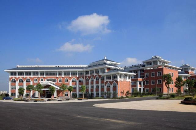 江苏省扬中高级中学江苏省扬中高级中学,位于扬中市,是国家级示范性