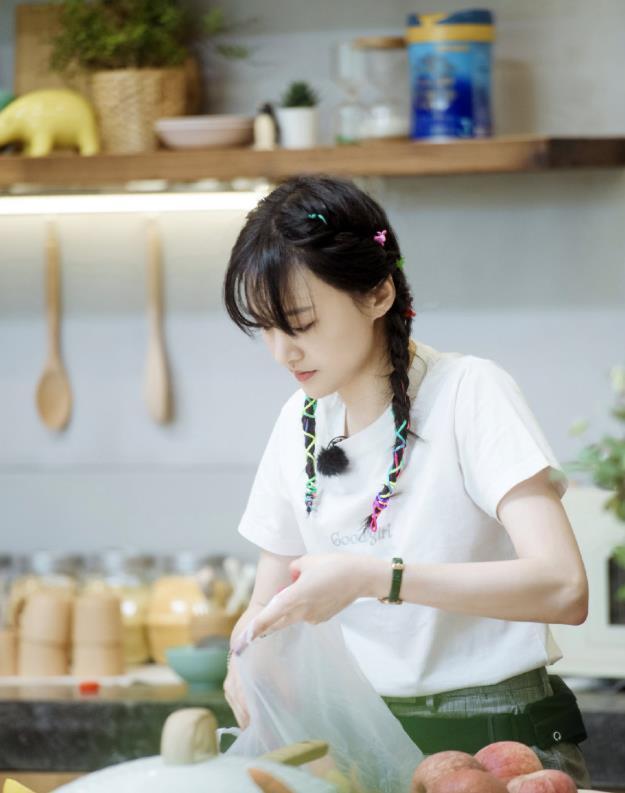 郑爽|郑爽寄回卖出的节目组道具，关键是快递到付，这骚操作真有点迷