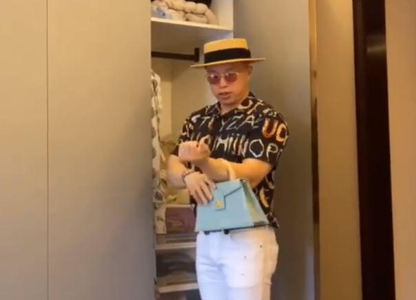 德云社|没文化吃大亏！德云社烧饼晒妻子的包，衣服上的英文让他出了丑