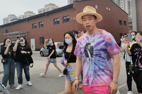 德云社|没文化吃大亏！德云社烧饼晒妻子的包，衣服上的英文让他出了丑