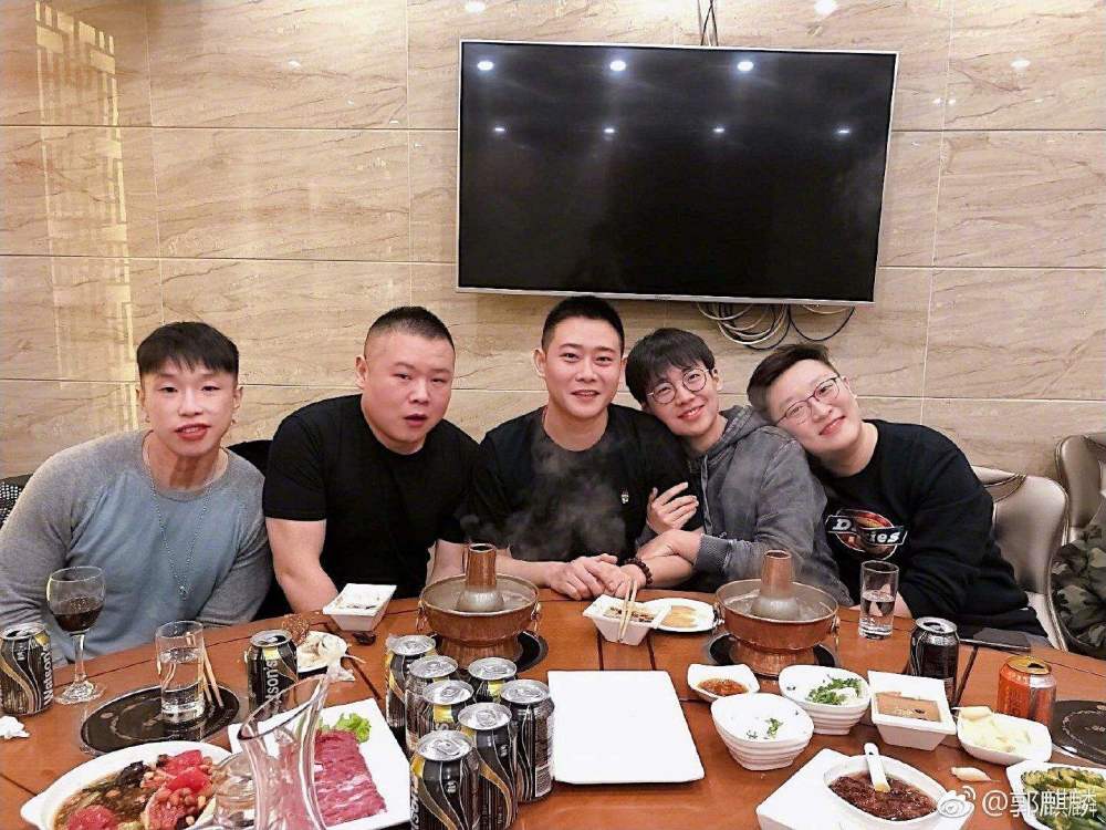 德云社|没文化吃大亏！德云社烧饼晒妻子的包，衣服上的英文让他出了丑