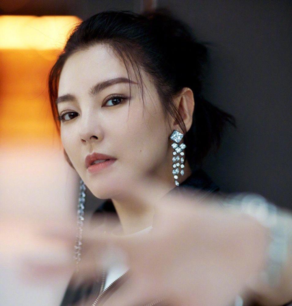 张雨绮|张雨绮批评流量明星没实力？网友：杨超越、肖战，说你们呢