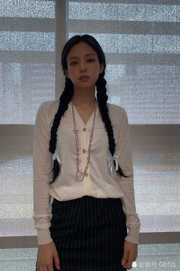 jennie新雙馬尾造型釋出髮尾的純色絲帶蝴蝶結盡顯少女感