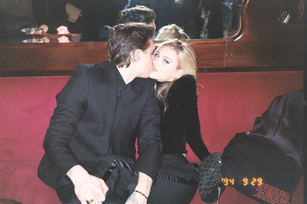 贝克汉姆|贝克汉姆21岁长子成功求婚后，维多利亚再宣布喜讯：就要结婚了