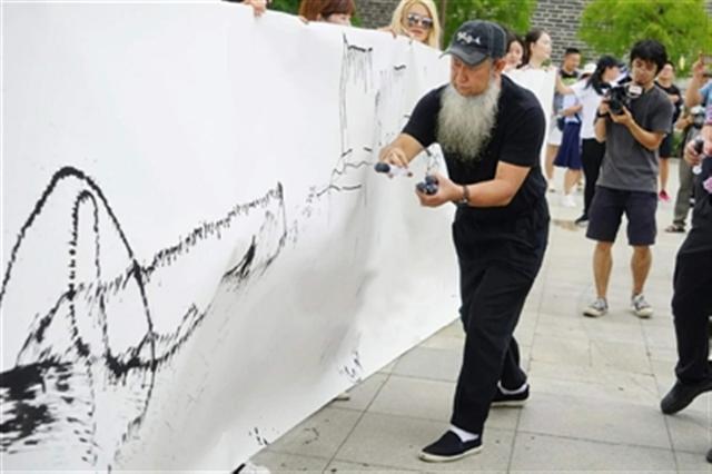 邵岩|“射墨”大师邵岩不顾批评，执意写丑书，可敬还是可耻？