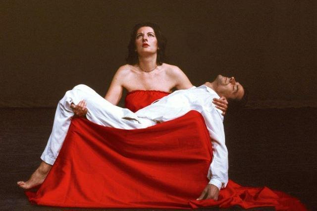 从乖乖女到行为艺术之母,她挑战人体极限,任由观众摆布6小时