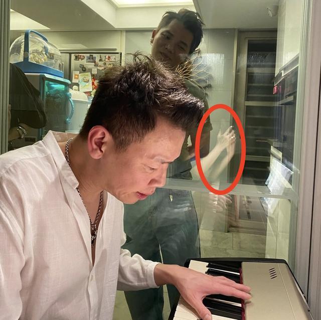 江佩蓉|江佩蓉为老公庆生小鸟依人，陶喆51岁容光焕发，儿子可爱出镜