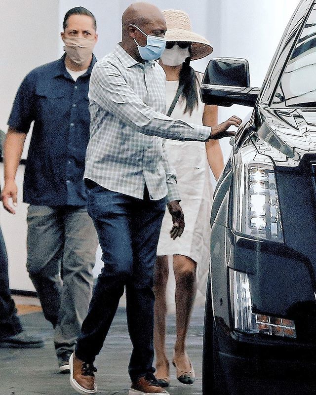 哈里王子|38岁梅根乘豪车外出，等保镖开门派头足，哈里王子身后走似跟班