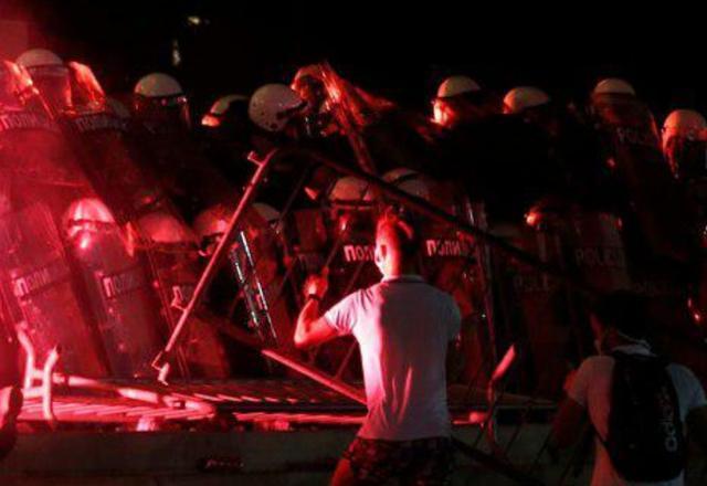 塞尔维亚_时政|塞尔维亚爆发连日骚乱，警方已逮捕至少71人，其中包括英国人