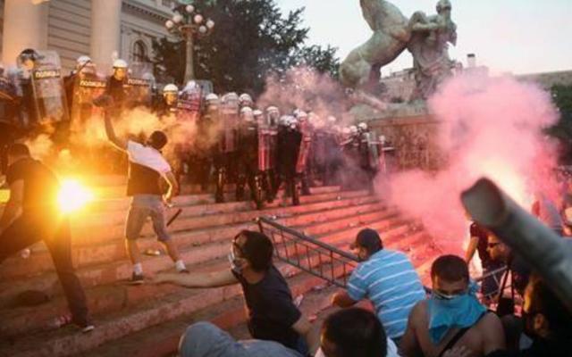 塞尔维亚_时政|塞尔维亚爆发连日骚乱，警方已逮捕至少71人，其中包括英国人