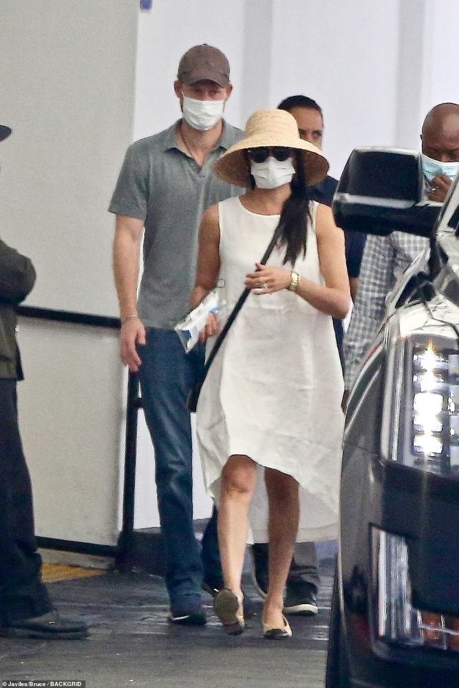 哈里王子|38岁梅根乘豪车外出，等保镖开门派头足，哈里王子身后走似跟班