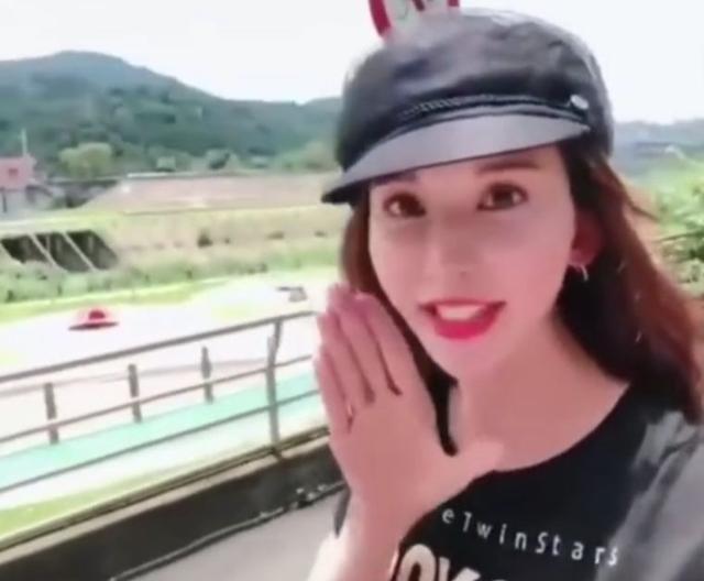 林志玲|林志玲分享写真，穿粉色亮片长裙露美背，穿10厘米高跟鞋疑辟谣怀孕