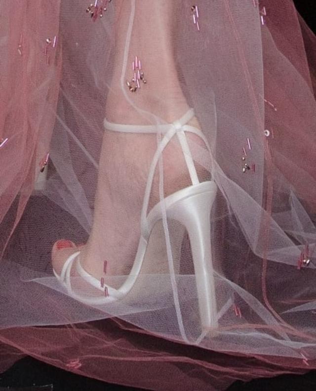 林志玲|林志玲分享写真，穿粉色亮片长裙露美背，穿10厘米高跟鞋疑辟谣怀孕